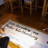 Elisabeth Giez gestaltet ein Banner für die erste Umrundung Baden-Württembergs