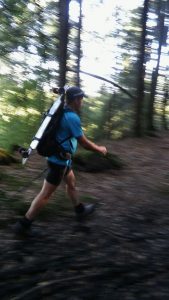 Markus Frommlet beim Wandern mit Longboard bei der ersten Umrundung Baden-Württembergs