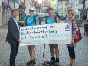 Ute Jansen und Markus Frommlet Begrüßung in Wangen bei der ersten Umrundung Baden-Württembergs