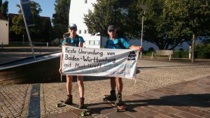 Ute Jansen und Markus Frommlet mit Longboards im Etappenziel Kressbronn