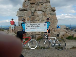 Ute Jansen und Markus Frommlet mit Rennrad auf dem Feldberg