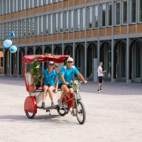 Ute Jansen und Markus Frommlet erreichen mit Fahrradrikscha Schloss Karlsruhe