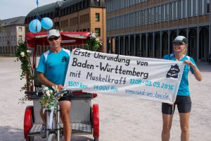 Ute Jansen und Markus Frommlet mit Fahrradrikscha zum Ziel Karlsruhe