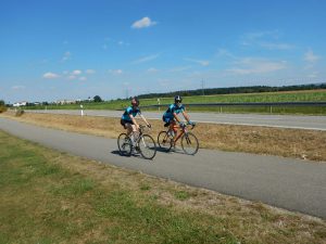 Ute Jansen und Markus Frommlet mit Rennrad von Neuenburg nach Kehl bei der ersten Umrundung Baden-Württembergs